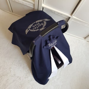 ネイビーブルーとホワイトのカスタムベビーカーシートカバー男の子、王冠とシルバーの名前刺繍付き、パーソナライズされたカーシートキャノピー男の子、ベビーギフト