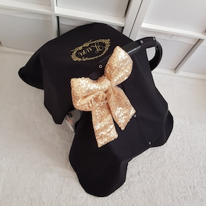 ゴールドのスパンコールのリボンと名前の刺繍が付いた黒いベビーカーシートキャノピーガール、パーソナライズされたベビーカーシートカバーガール、女の子のベビーシャワーギフト