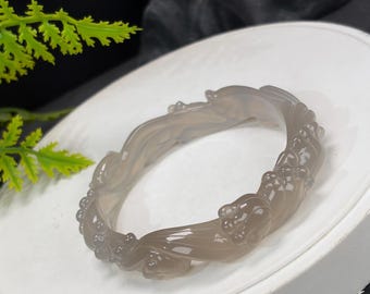 Brazalete de ágata azul grisácea: 59 mm, translúcido, con ondas talladas a mano.