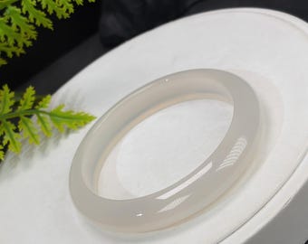 Brazalete de ágata blanca: 59 mm, translúcido y cristalino.