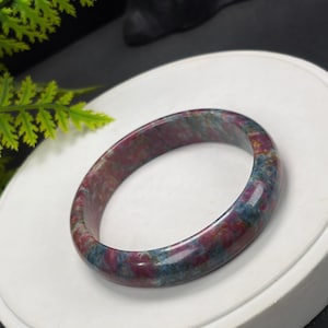 ルビーゾイサイトバングル：62mm、磁器光沢、赤、緑、青、油絵風