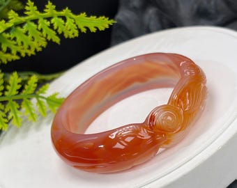 Brazalete de ágata degradada naranja rojiza: Zorro durmiente de nueve colas tallado a mano, translúcido y helado, de 58 mm de diámetro.