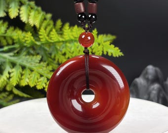 Collar con colgante de ágata rojo caramelo: Hebilla de la paz tallada a mano, translúcida y gélida