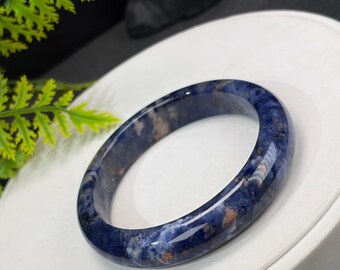 Brazalete de piedra con vetas azules: 58 mm, jadeificación, estilo pintura al óleo azul onírica con rojo flotante.