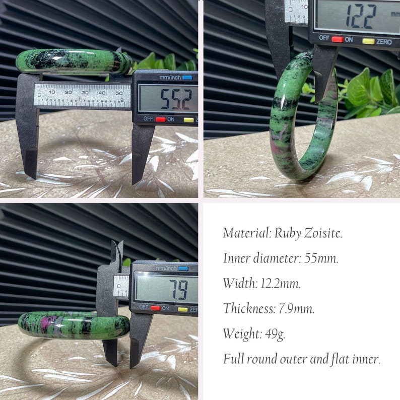 Puede incluir: Un brazalete verde y negro hecho de zoisita rub&iacute;. El brazalete tiene un di&aacute;metro de 55 mm, un ancho de 12,2 mm y un grosor de 7,9 mm. Pesa 49 gramos. El brazalete tiene un exterior redondo completo y un interior plano.
