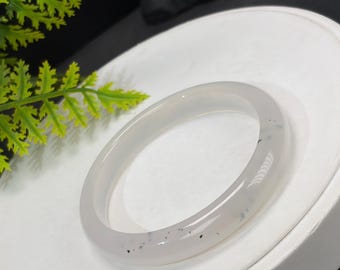 Brazalete de ágata blanca: 58+ mm, inclusiones translúcidas de color verde hielo que parecen arena.