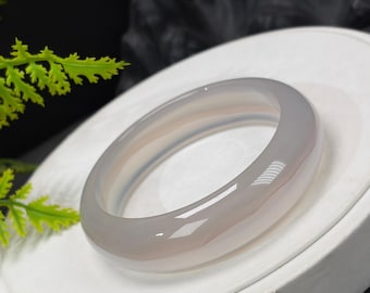 Brazalete de ágata gris azulada clara: 60 mm de alto, transparente, con inclusiones tipo cinabrio en forma de cornucopia helada.