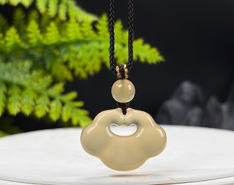 Collar con colgante de ágata dorada: Nube auspiciosa tallada a mano, transparente y de color hielo intenso.