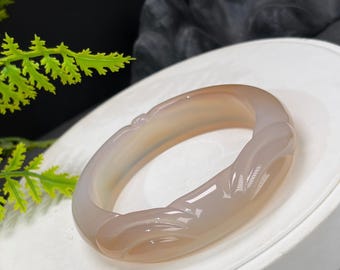 Brazalete de ágata de azúcar rosa loto claro: 59 mm, escamas de dragón translúcidas heladas, conejo de orejas caídas tallado a mano.