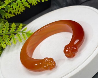 Brazalete abierto de ágata degradada naranja rojiza: 58+ mm, translúcido, con forma de pata de gato tallada a mano.