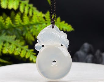 Collar con colgante de ágata blanca: Hebilla de la paz tallada a mano en un pez translúcido cristalino.