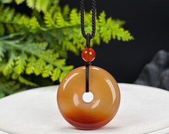 Collar con colgante de ágata degradada en naranja y rojo: Hebilla de la paz tallada a mano en un tono translúcido helado