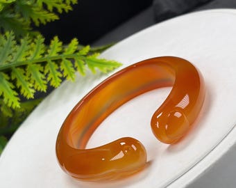 Brazalete abierto de ágata naranja: 52+ mm, patrón de escamas de dragón translúcido helado, con conejito tallado a mano.