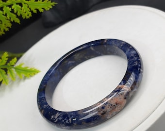 Brazalete de piedra con vetas azules: 58 mm, jadeificación, estilo pintura al óleo azul onírica con rojo flotante.