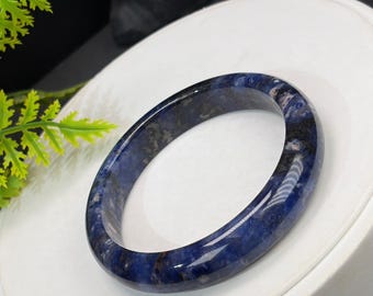 Brazalete de piedra con vetas azules: 60 mm, jadeificación, estilo pintura al óleo azul onírica con rojo flotante.