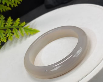 Brazalete de ágata: 53 mm, color beige grisáceo.