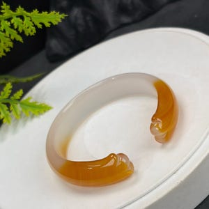 Öppen armring i orangevitt agat: 56 MM isig genomskinlig handskuren katttass
