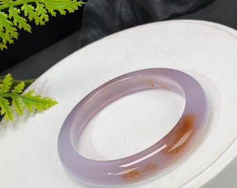 Brazalete de ágata púrpura anaranjada: 57 mm, translúcido, con inclusiones similares al cinabrio.