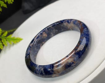 Brazalete de piedra con vetas azules: 54 mm, jadeificación, estilo pintura al óleo azul onírica con rojo flotante.