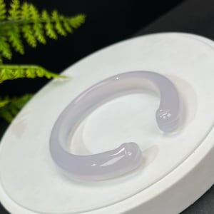 Bracelet jonc ouvert en agate blanche violet clair sélect 54 mm Bracelet en calcédoine sculptée patte de chat translucide glaciale Cadeau expression de soi pour elle