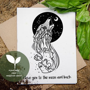 Pu&ograve; includere: Biglietto di auguri con semi piantabili in bianco e nero con un disegno di lupo che ulula. Il lupo &egrave; sagomato contro un cielo stellato con la scritta "I love you to the moon and back". Il biglietto &egrave; su una superficie di legno.