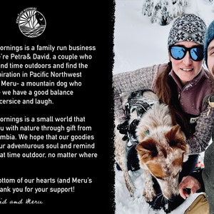 K&ouml;nnte beinhalten: Ein Foto eines l&auml;chelnden Paares und eines Hundes in einer verschneiten Umgebung im Freien. Das Bild enth&auml;lt Text von "Mountain Mornings", der ihr Familienunternehmen und ihre Wertsch&auml;tzung f&uuml;r die Natur und ihre Kunden beschreibt.
