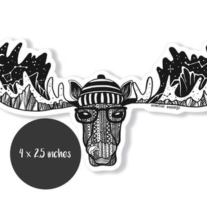 Puede incluir: Pegatina en blanco y negro de un alce con un sombrero a rayas y gafas. Las astas del alce est&aacute;n llenas de una escena de monta&ntilde;a con estrellas y una luna creciente. La pegatina mide 4 x 2,5 pulgadas.