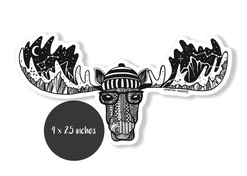 Puede incluir: Pegatina en blanco y negro de un alce con un sombrero a rayas y gafas. Las astas del alce est&aacute;n llenas de una escena de monta&ntilde;a con estrellas y una luna creciente. La pegatina mide 4 x 2,5 pulgadas.