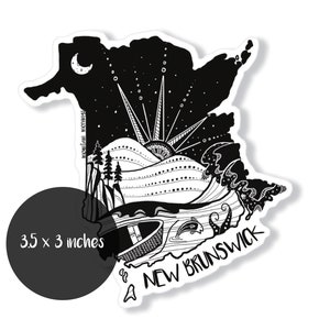 Pode incluir: Um autocolante a preto e branco em forma de New Brunswick, Canad&aacute;, com uma ilustra&ccedil;&atilde;o detalhada de uma paisagem com c&eacute;u noturno, sol, ondas e o texto "NEW BRUNSWICK". O autocolante mede 8,89 x 7,62 cm.