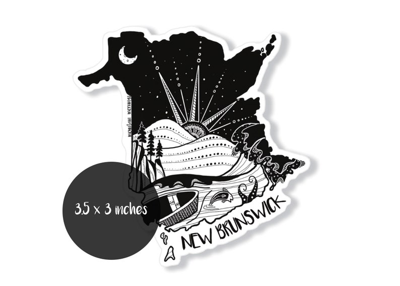 Pode incluir: Um autocolante a preto e branco em forma de New Brunswick, Canad&aacute;, com uma ilustra&ccedil;&atilde;o detalhada de uma paisagem com c&eacute;u noturno, sol, ondas e o texto "NEW BRUNSWICK". O autocolante mede 8,89 x 7,62 cm.