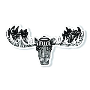 Puede incluir: Ilustraci&oacute;n en blanco y negro de un alce con un sombrero y gafas. Las astas del alce est&aacute;n llenas de un dise&ntilde;o detallado de una cordillera y un cielo estrellado.