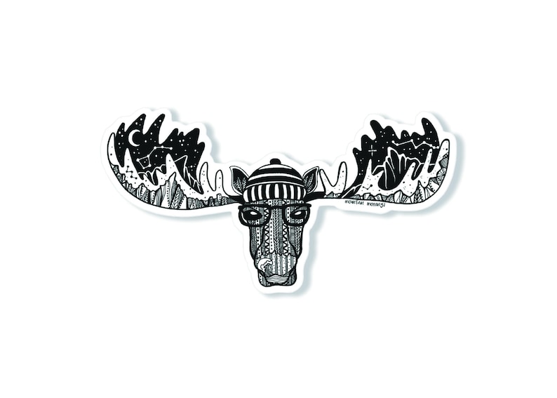 Puede incluir: Ilustraci&oacute;n en blanco y negro de un alce con un sombrero y gafas. Las astas del alce est&aacute;n llenas de un dise&ntilde;o detallado de una cordillera y un cielo estrellado.
