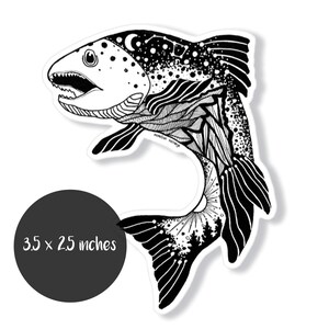 Puede incluir: Pegatina en blanco y negro de arte de l&iacute;nea de un pez con un dise&ntilde;o detallado. El pez est&aacute; saltando fuera del agua y tiene un patr&oacute;n de cielo estrellado en su cuerpo. La pegatina mide 3,5 x 2,5 pulgadas.