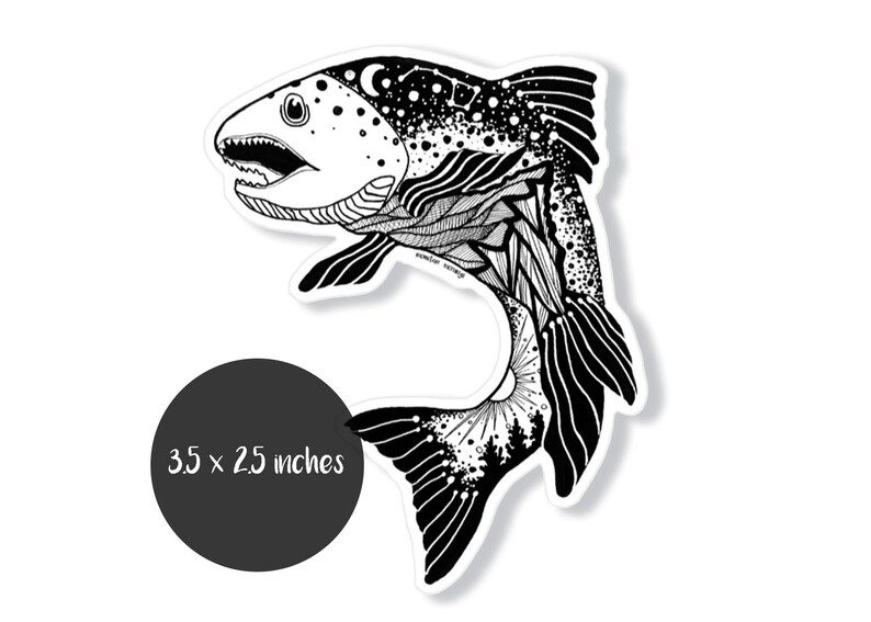 Puede incluir: Pegatina en blanco y negro de arte de l&iacute;nea de un pez con un dise&ntilde;o detallado. El pez est&aacute; saltando fuera del agua y tiene un patr&oacute;n de cielo estrellado en su cuerpo. La pegatina mide 3,5 x 2,5 pulgadas.