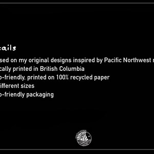 K&ouml;nnte beinhalten: Schwarzer Hintergrund mit wei&szlig;em Text, der Produktdetails auflistet. Der Text enth&auml;lt: Originaldesigns inspiriert von der Natur des pazifischen Nordwestens, lokal gedruckt in British Columbia, umweltfreundlich, auf Recyclingpapier gedruckt, 4 Gr&ouml;&szlig;en, umweltfreundliche Verpackung.