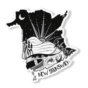 Pode incluir: Adesivo em preto e branco com uma ilustra&ccedil;&atilde;o detalhada de New Brunswick, Canad&aacute;. O design inclui um c&eacute;u noturno com uma lua crescente e estrelas, um nascer do sol sobre colinas e ondas do oceano com um barco e um peixe. O texto "NEW BRUNSWICK" est&aacute; inclu&iacute;do.