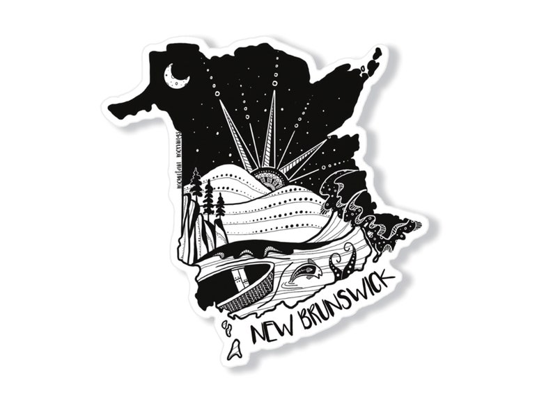 Pode incluir: Adesivo em preto e branco com uma ilustra&ccedil;&atilde;o detalhada de New Brunswick, Canad&aacute;. O design inclui um c&eacute;u noturno com uma lua crescente e estrelas, um nascer do sol sobre colinas e ondas do oceano com um barco e um peixe. O texto "NEW BRUNSWICK" est&aacute; inclu&iacute;do.