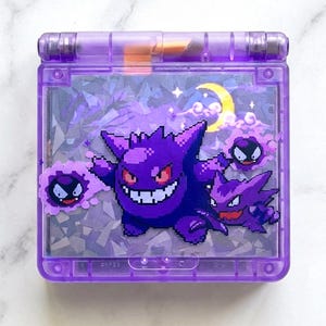 Puede incluir: Un juego de tres tazas de cerámica con un acabado mate moteado. Las tazas son en tonos crema, gris claro y gris oscuro. Cada taza tiene un diseño simple y minimalista, ideal para café o té.