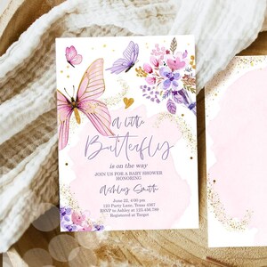 K&ouml;nnte beinhalten: Eine rosa und lila Babyparty-Einladung mit einem Aquarell-Schmetterlingsdesign. Die Einladung lautet "Ein kleiner Schmetterling ist unterwegs" und enth&auml;lt den Namen Ashley Smith, Datum und Uhrzeit der Party, den Ort und RSVP-Informationen.
