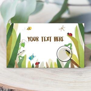 Puede incluir: Una tarjeta de lugar imprimible blanca con un diseño de temática natural en verde, marrón y blanco. La tarjeta presenta una lupa, una mantis religiosa, una mariquita, una abeja, una libélula y el texto "YOUR TEXT HERE".