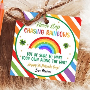 Peut inclure: Une étiquette cadeau colorée avec un arc-en-ciel et des trèfles. L'étiquette dit "Ne cessez jamais de chasser les arcs-en-ciel, mais assurez-vous d'en créer vous-même en cours de route ! Joyeuse Saint-Patrick ! Avec amour, Mason".