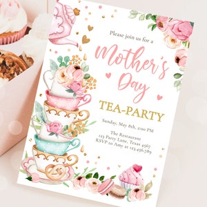 K&ouml;nnte beinhalten: Eine Einladung zur Muttertags-Teeparty mit gestapelten Teetassen, floralen Akzenten und dem Text "Mother's Day TEA-PARTY". Die Einladung ist mit rosa und goldenen Elementen verziert und enth&auml;lt Details zur Veranstaltung.
