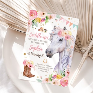 Convite de aniversário de cavalo editável Menina sela aquarela Cowgirl Party Horse Convite rosa floral Baixar modelo para impressão Corjl 0408