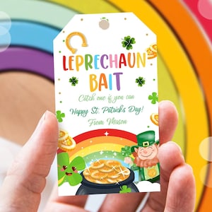 Könnte beinhalten: Ein weißes Etikett mit einem Regenbogen und einem Topf voller Gold. Auf dem Etikett steht "Leprechaun Bait" und "Catch one if you can. Happy St. Patrick's Day! From Mason."