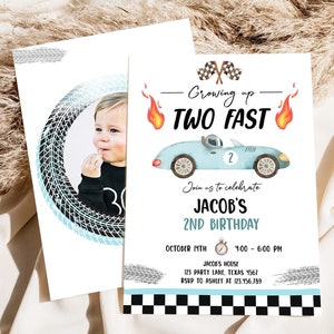 Op de afbeelding: Een blauwe en witte verjaardagsuitnodiging met een cartoon raceauto en de tekst "Growing up TWO FAST". De uitnodiging is voor Jacob's 2e verjaardag en bevat de datum, tijd en locatie van het feest.