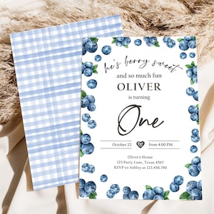 以下が含まれることがあります： 青と白のギンガムチェック柄の紙の上に白いカードが置かれています。カードにはブルーベリーのデザインと「He's berry sweet and so much fun OLIVER is turning One October 22 from 4:00 PM Oliver's House 123 Party Lane, Texas 4567 RSVP to Ashley at 123.456.789 DESIGNMYPARTYSTUDIO.COM」というテキストが書かれています。