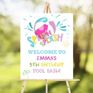 Pode incluir: Um cartaz branco com uma bola de praia colorida e as palavras "Splish Splash" em uma fonte divertida. O cartaz diz "Bem-vindo ao 5º aniversário de Emma na piscina!"