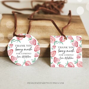 Pu&ograve; includere: Due etichette di ringraziamento rotonde e quadrate con un motivo a fragole. Il testo sulle etichette recita "Grazie mille per essere venuto! Con affetto, Madeline".