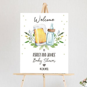 Peut inclure: Une pancarte d'accueil pour la fête prénatale d'Ashley et James avec un motif de feuilles vertes, une chope de bière et un biberon. La date est le 06.10.20XX.