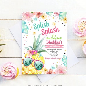 以下が含まれることがあります： サングラスをかけた水彩画のパイナップルと、熱帯の花と「Splish Splash」の文字が描かれたパーティー招待状。 プールパーティーの誕生日パーティーの招待状で、日付、時間、場所が記載されています。